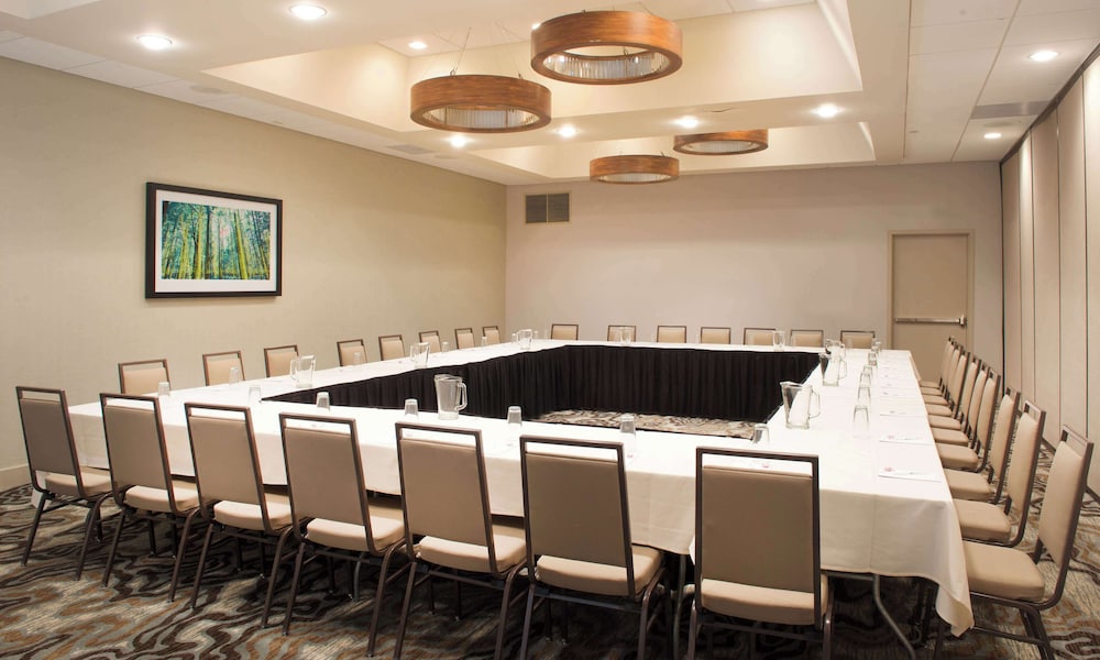 Embassy Suites by Hilton Cincinnati Northeast Blue Ash - photo 42