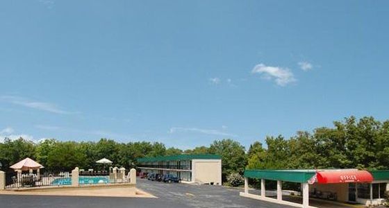 Econo Lodge Silver Dollar City Area - photo 4