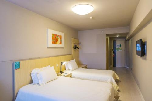 Jinjiang Inn Anqing Renmin Road Pedestrian Street - carbon neutral hotel in Anqing