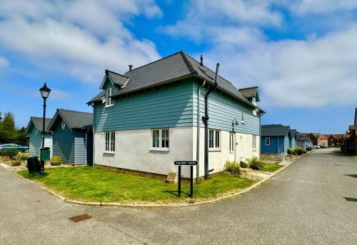 New England Cottage Part of the The Bay Filey Holiday Village with pool gym and direct beach access pub restaurant tennis and meadows walks — 4-Star Luxury Hotel in Filey, United Kingdom