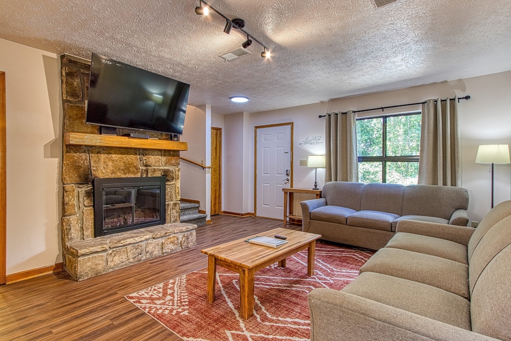 Pinecrest Townhomes 1K2Q Renovated - featured photo