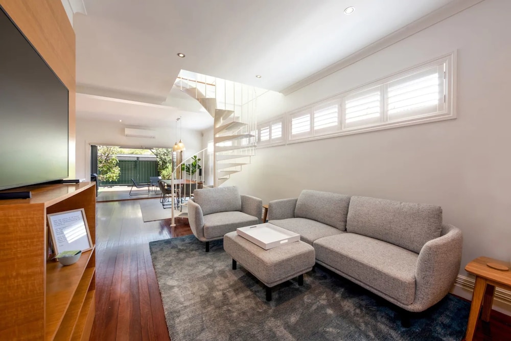 Renovated 3 Bedroom Family Home in Richmond With Parking — 4-Star Luxury Hotel in Richmond, Australia