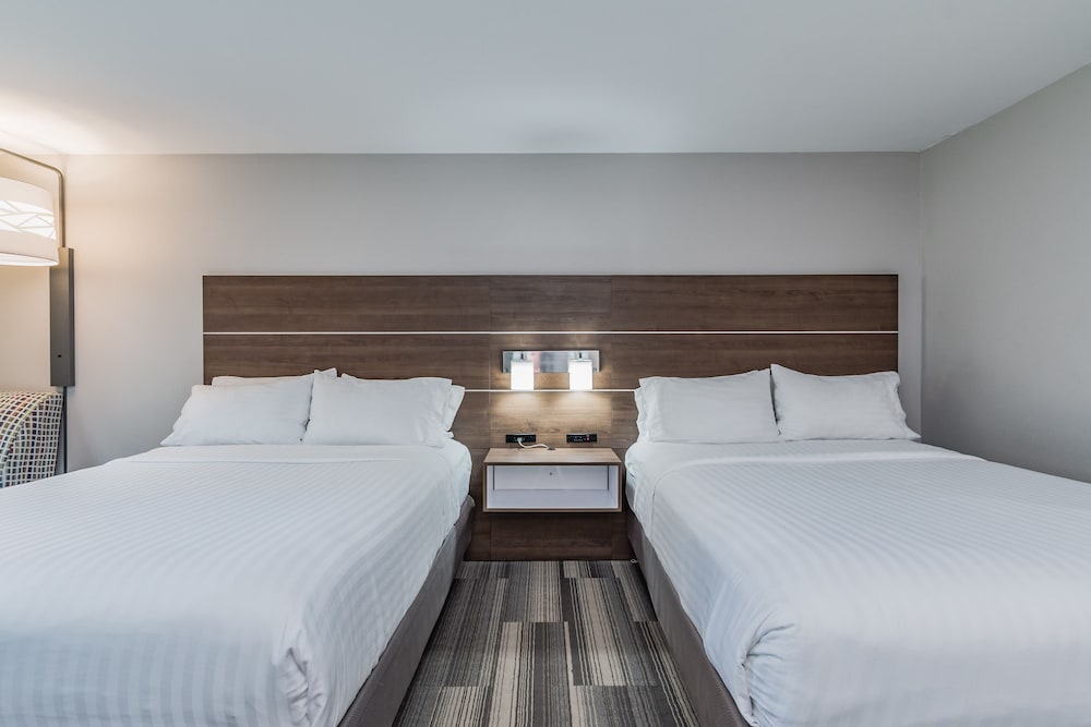 Holiday Inn Express Hotel & Suites South Bend by IHG - photo 29