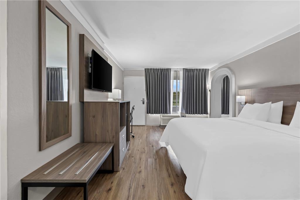 Golden Palms Inn & Suites - photo 24