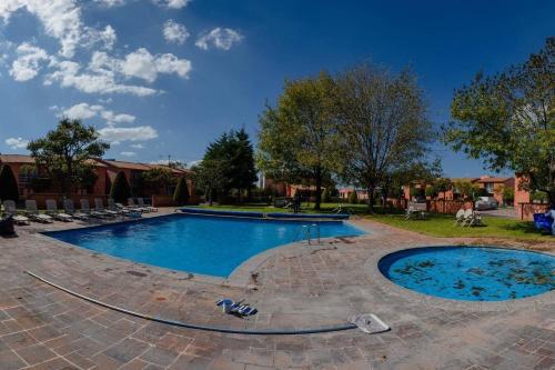 Hermosa Suite Alberca Áreas Verdes Blvd Bernardo Quintana 17D — 4-Star Luxury Hotel in Queretaro, Mexico
