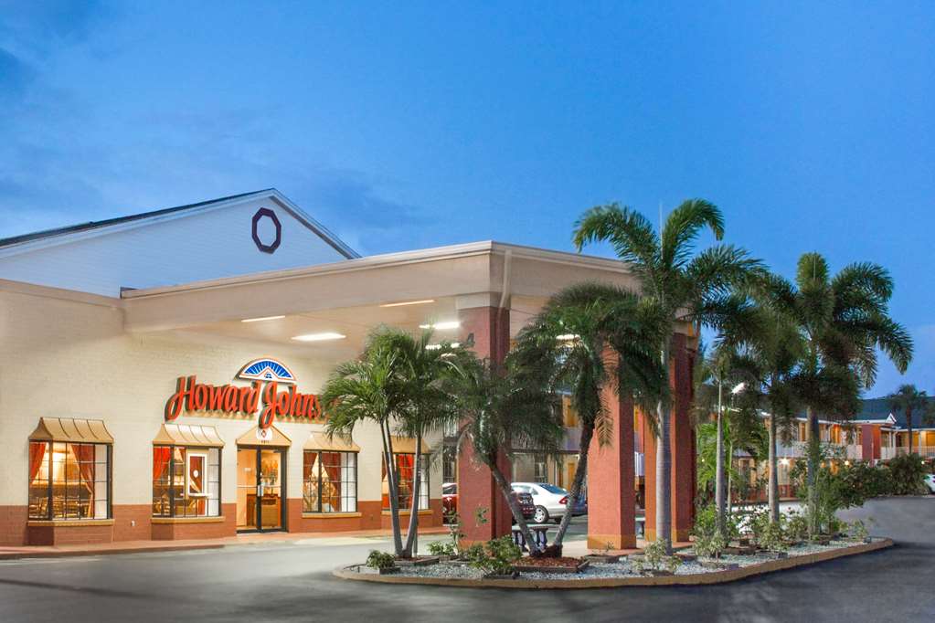 Howard Johnson by Wyndham Ft. Myers FL - featured photo