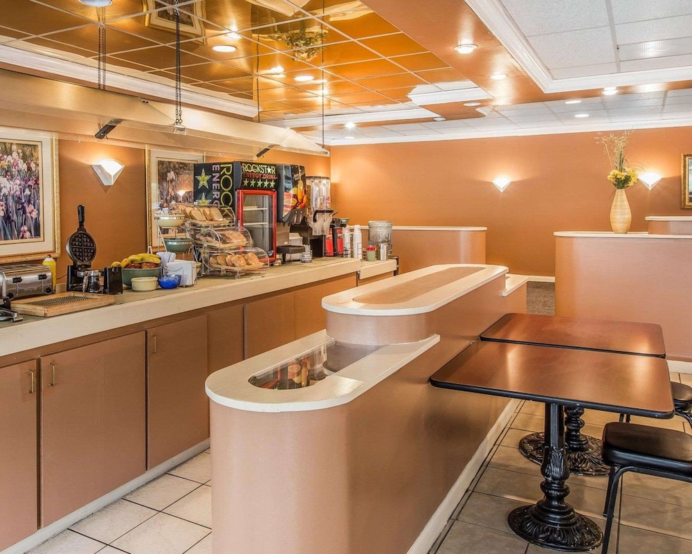 Econo Lodge Douglas - photo 44