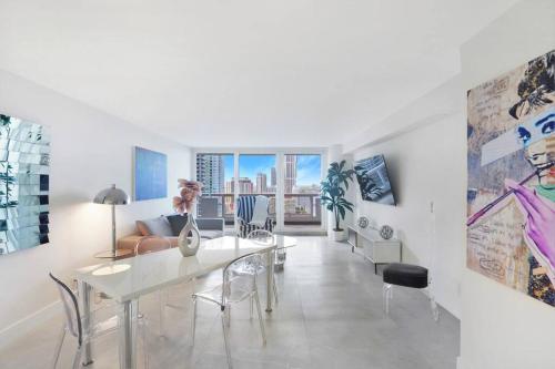 Sweet Dreams Renovated with Water Views — 4-Star Luxury Hotel in Miami, United States