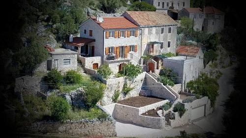 Nautilus Bay Steinhaus im Dorf von Zavala für 2 7 Personen 3 Schlafzimmer — 4-Star Luxury Hotel in Jelsa, Croatia