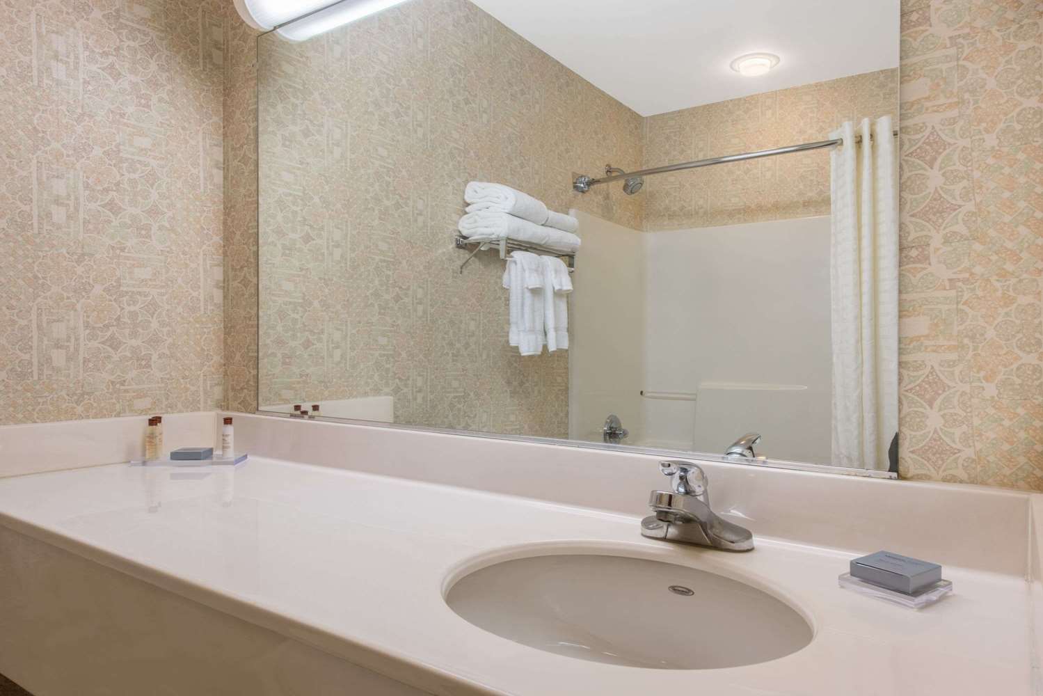Lancaster Suites - photo 24