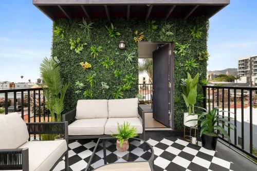 Hollywood Glam Hideaway Steps to Walk of Fame in Los Angeles, United States