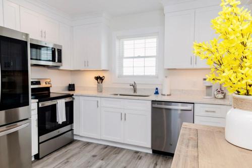 Adjacent 1st Floor 1007 Queen & 1008 King — 4-Star Luxury Hotel in Santa Cruz, United States