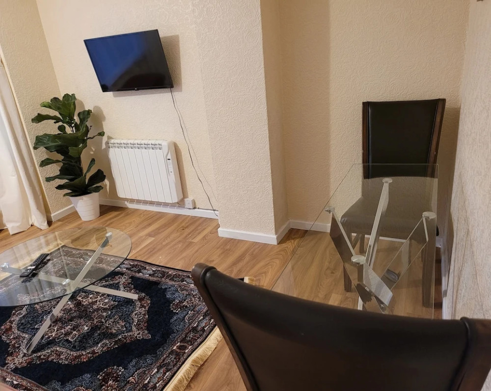 Apartment Sleeps 2 Parking Near Station