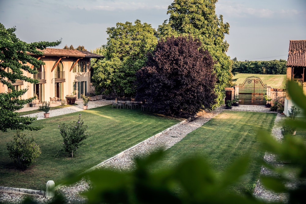 Agriturismo Corte Ruffoni — 4-Star Luxury Hotel in Zevio, Italy