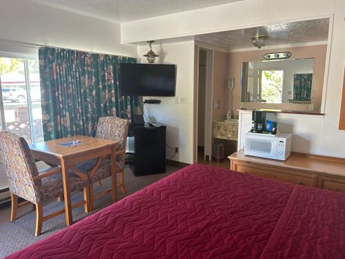 Redwood Arms Motel - photo 17