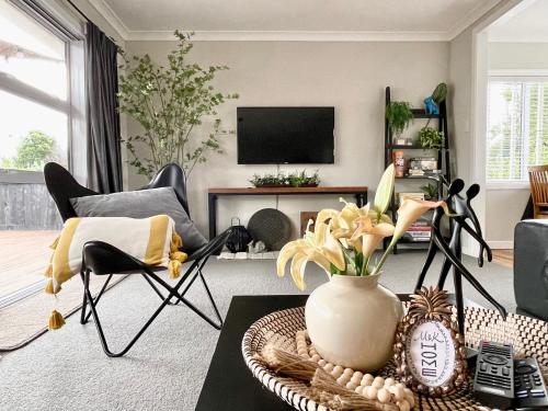 M&K Home with central air condition 4 bedrooms by Chartwell Shopping Centre — 4-Star Luxury Hotel in Hamilton, New Zealand