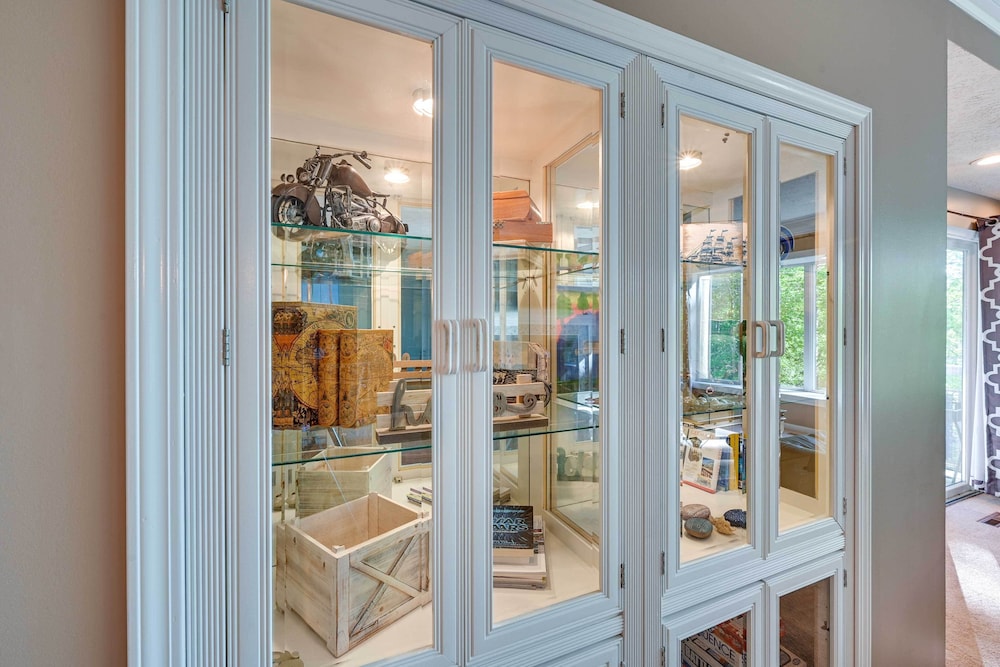 Lake Keowee Condo with Balcony and Resort Amenities — 4-Star Luxury Hotel in Salem, United States