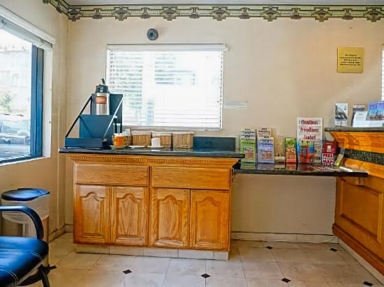 Van Ness Inn - photo 13