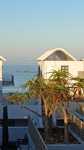 Beachfront Penthouse with balcony and parking — 4-Star Luxury Hotel in Cape Town, South Africa