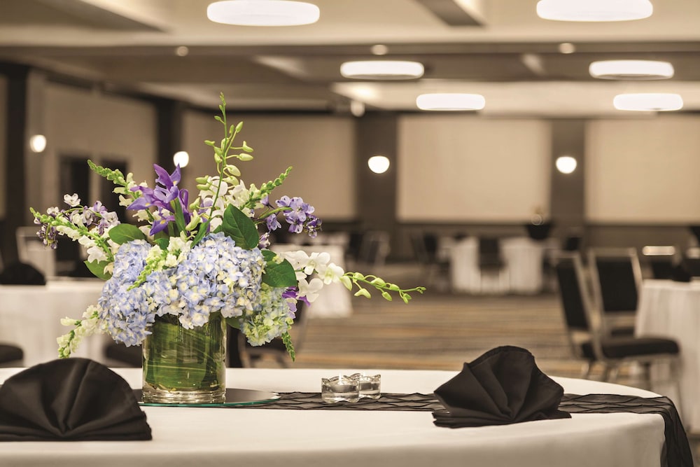 Hilton Knoxville Airport - photo 38