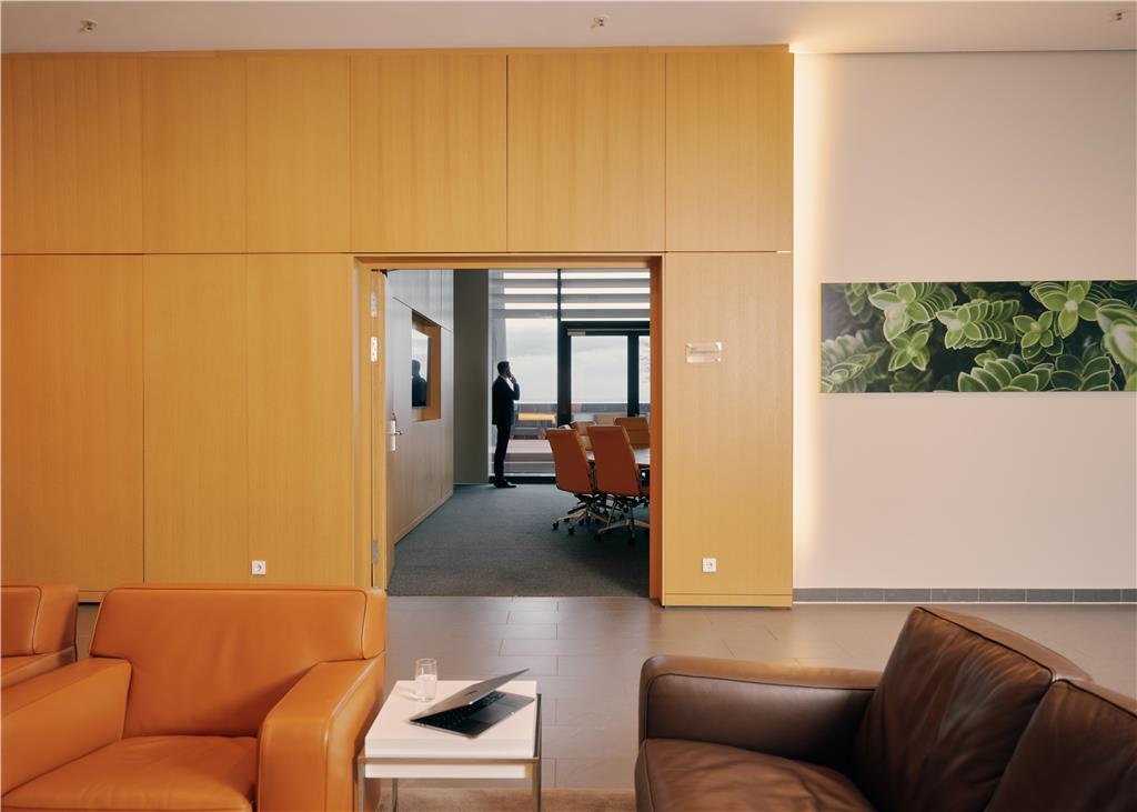 The two board meeting rooms with access to a private terrace offer ideal conditions for meetings away from the public eye