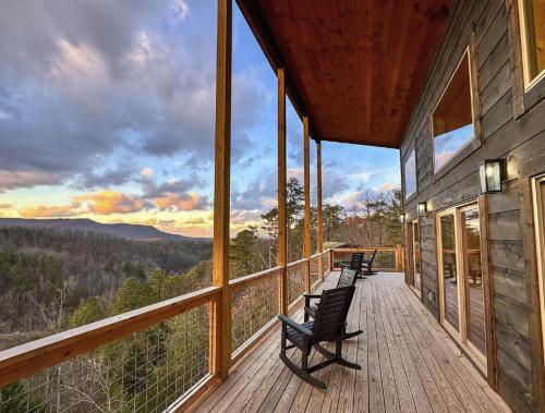 Cascades Escape Luxury Cabin with Mountain Views Game Room & Hot Tub — 4-Star Luxury Hotel in Sevierville, United States