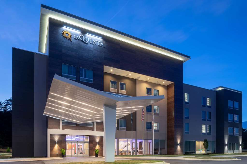 La Quinta Inn & Suites by Wyndham Greensboro Arpt High Point - featured photo