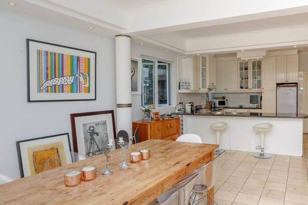 3 Bedrooms Villa in Camps Bay With Ocean Views