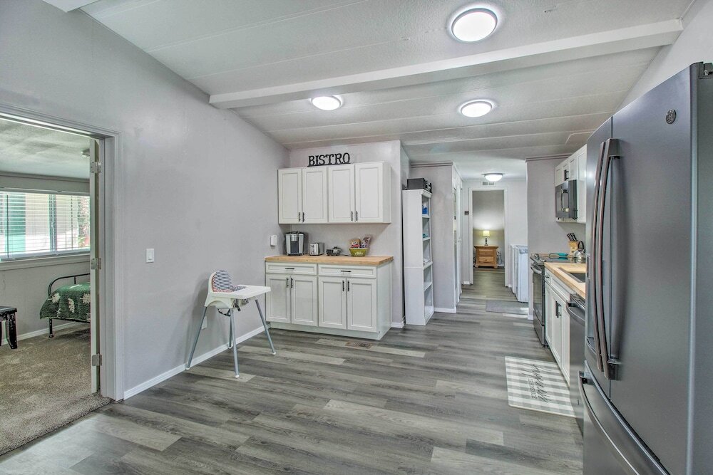 2 Mi to Rainbow Lake Woodsy Retreat with Deck — hotel in Pinetop-Lakeside