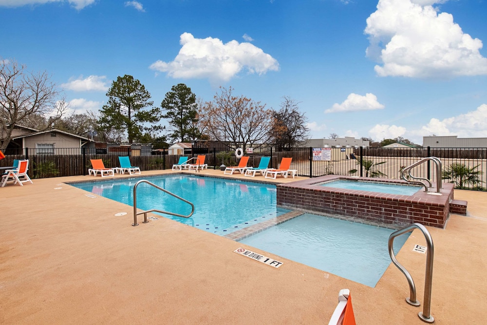 Comfort Inn and Suites Fredericksburg - photo 21