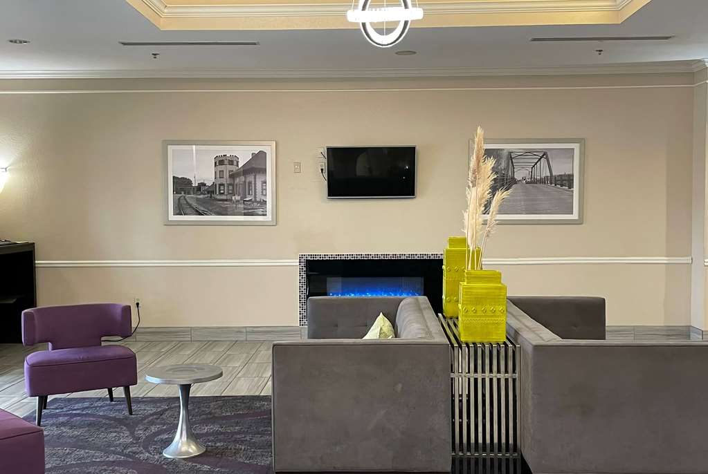 La Quinta Inn & Suites by Wyndham Waxahachie - photo 3