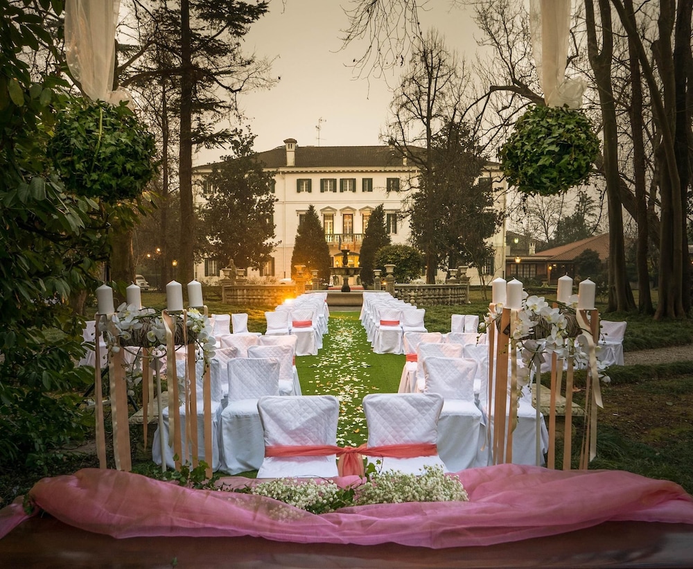 Villa Revedin — 4-Star Luxury Hotel in Gorgo Al Monticano, Italy