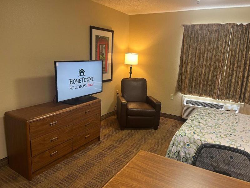HomeTowne Studios & Suites by Red Roof Greensboro - photo 3