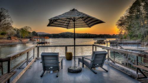 Lake Cove Oasis in Morganton, United States