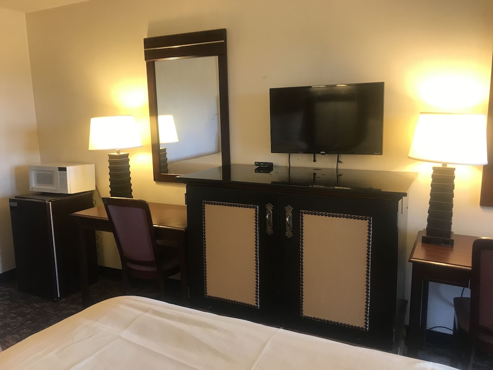 Travelers Inn & Suites - photo 25