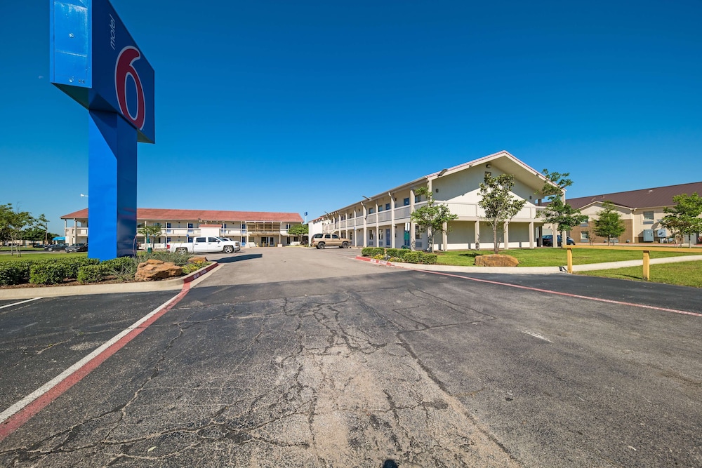 Motel 6 Dallas TX Farmers Branch — hotel in Farmers Branch