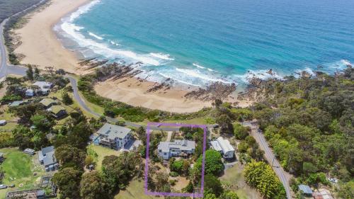 Cuttagee Views Luxury ocean beach front Bermagui Linen & Wifi Provided in Bermagui, Australia