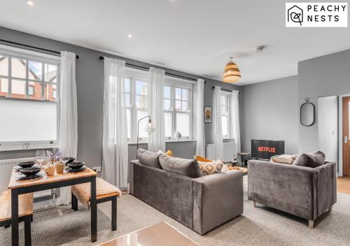 Stylish 2 Bed 2 Bath Apartment with Free Parking — 4-Star Luxury Hotel in Norwich, United Kingdom