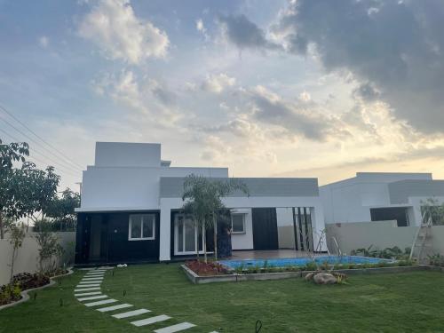 Fiorella Villa Villa with Pool and Outdoor Bar — 4-Star Luxury Hotel in Hosur, India