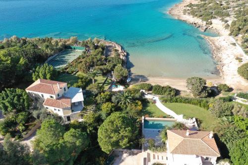 Villa Iris Luxury traditional beachfront villa with swimming pool — 5-Star Luxury Hotel in Koilas, Greece