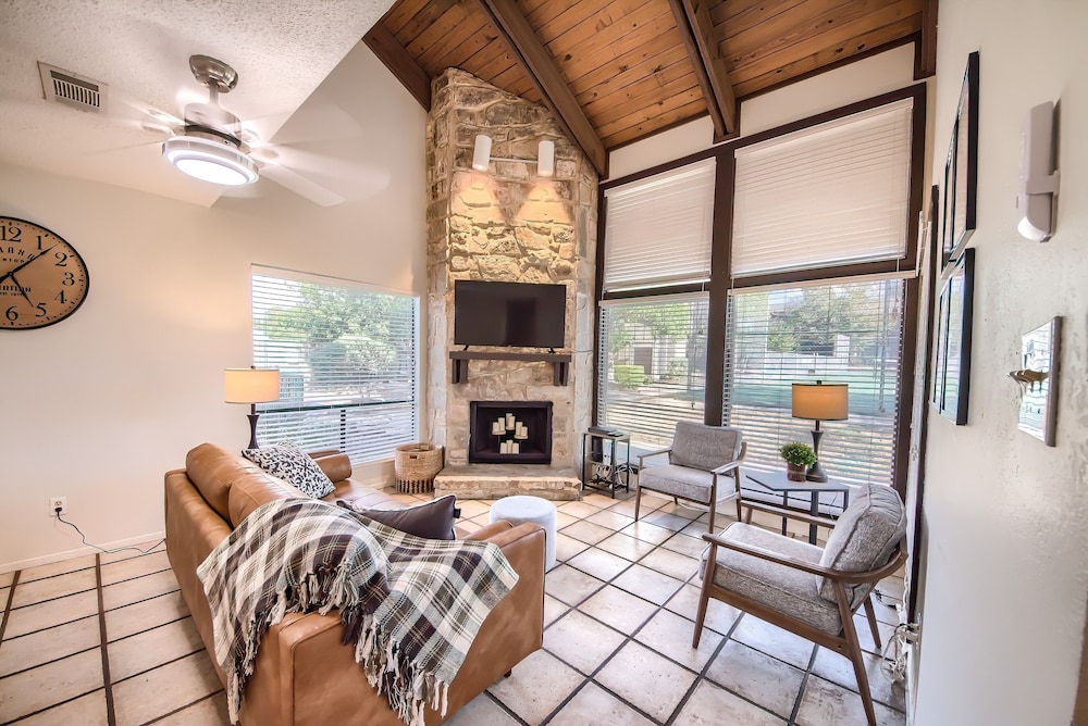 Big Tree View Tbm 112 2 Bedroom Condo by RedAwning — 4-Star Luxury Hotel in New Braunfels, United States