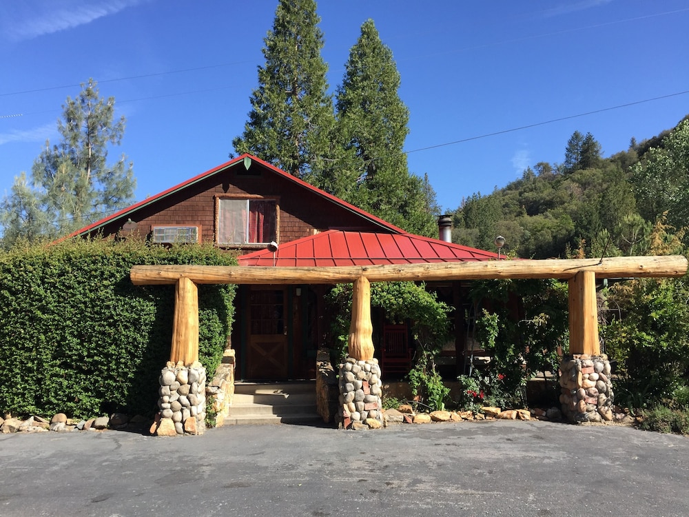 Pine Rose Inn in Oakhurst, United States