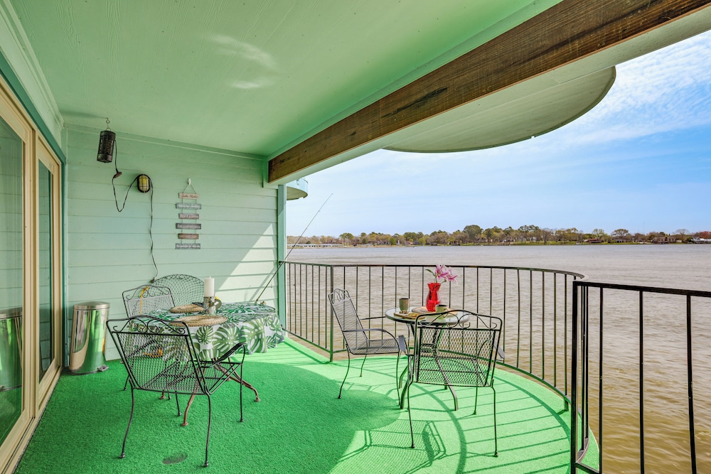 Resort Style Lake Conroe Retreat With Balcony And View — Willis