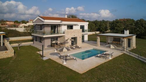 Luxury Villa Serena 2022 with heated Pool — 4-Star Luxury Hotel in Fazana, Croatia