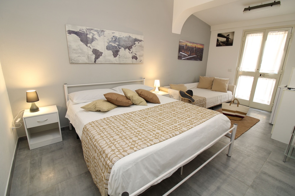 Summer Room Fronte Spiaggia in La Caletta, Italy