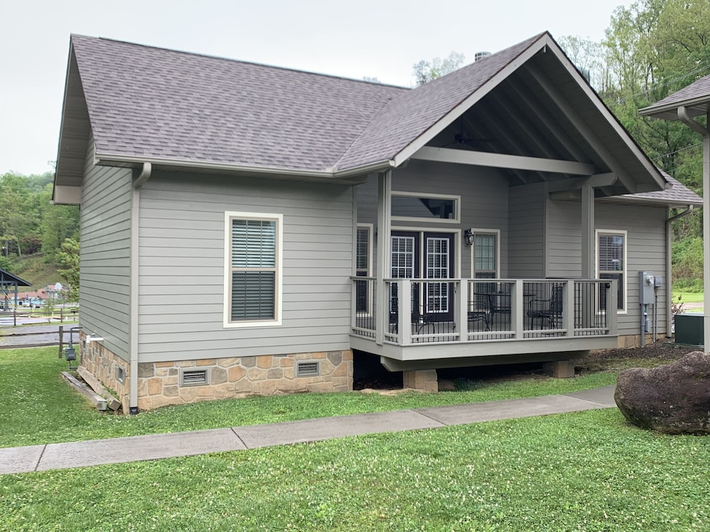 Carr's Northside Motel and Cottages - photo 34