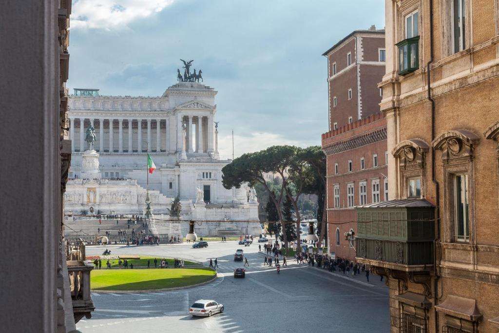 Amazing Suite Piazza Venezia — 4-Star Luxury Hotel in Rome, Italy