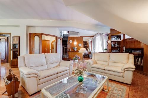 The Elegant Penthouse Ampio Attico con Posto Auto — 4-Star Luxury Hotel in Rome, Italy