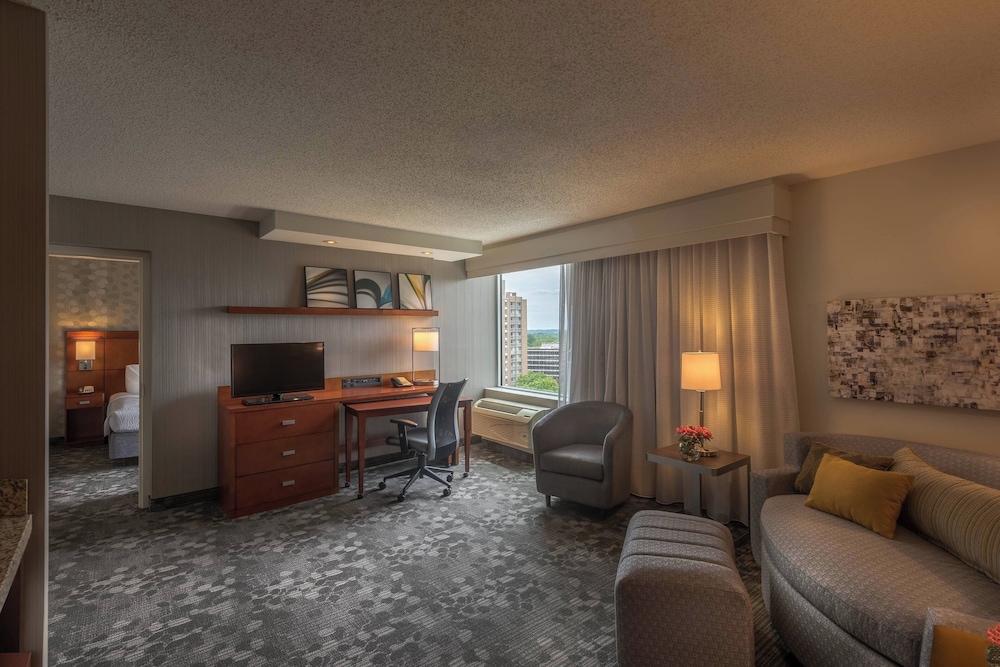 Courtyard by Marriott Bethesda Chevy Chase - photo 12