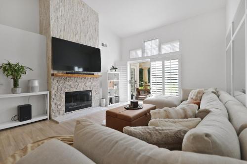 Rare Poolside Luxe 1br King Pool Ev Station — Palm Desert